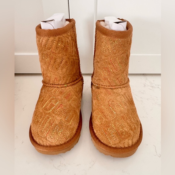 UGG CLASSIC II GRAPHIC STITCH SIZE T8
NWB - Picture 5 of 9